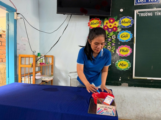 Giữa mưu sinh sớm, ng&ocirc;i trường n&iacute;u giữ con chữ v&agrave; c&aacute;i Tết ấm no cho trẻ em k&eacute;m may mắn - Ảnh 5.