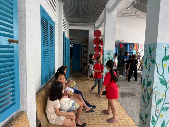 Giữa mưu sinh sớm, ng&ocirc;i trường n&iacute;u giữ con chữ v&agrave; c&aacute;i Tết ấm no cho trẻ em k&eacute;m may mắn - Ảnh 8.