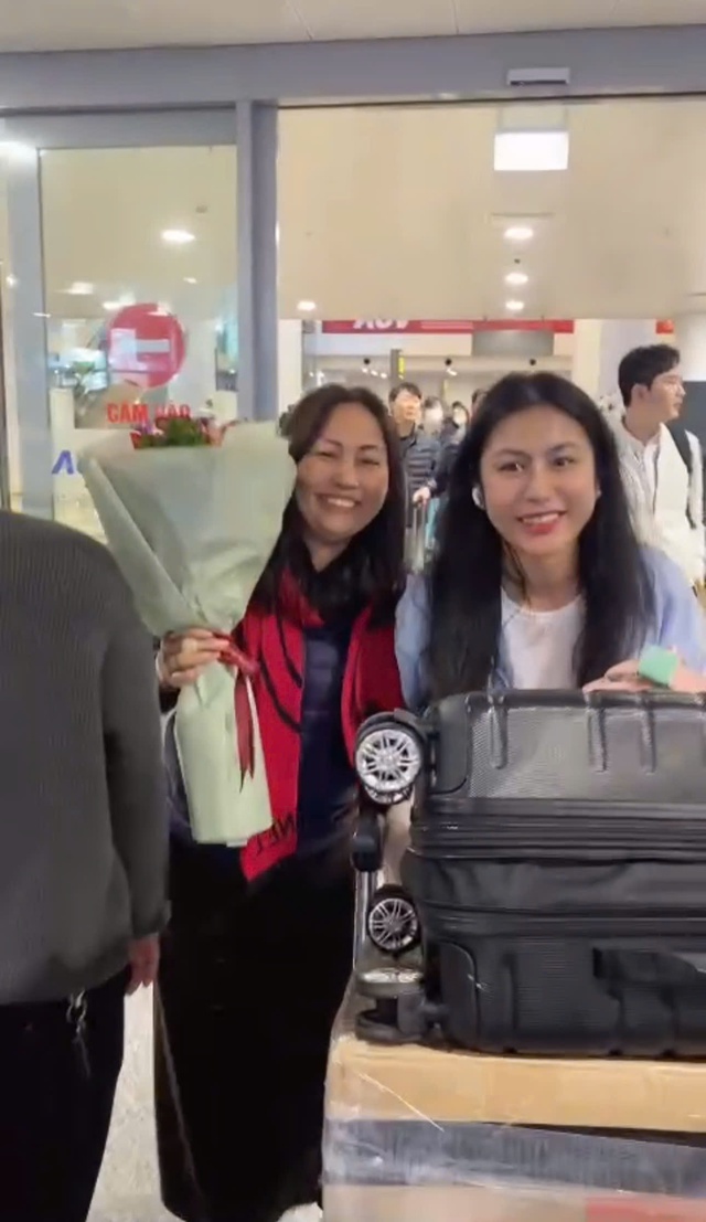 S&acirc;n bay Nội B&agrave;i ken đặc người chờ đ&oacute;n Tết từ những chuyến bay đo&agrave;n vi&ecirc;n - Ảnh 5.