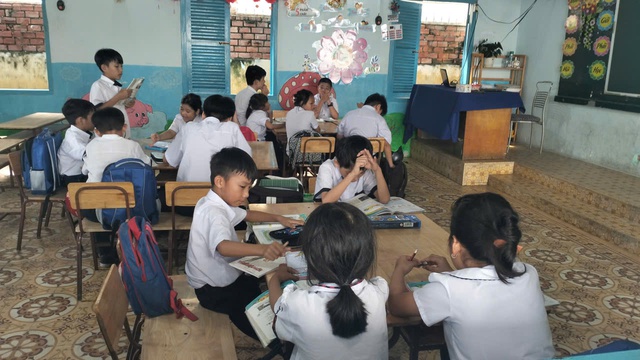 Giữa mưu sinh sớm, ng&ocirc;i trường n&iacute;u giữ con chữ v&agrave; c&aacute;i Tết ấm no cho trẻ em k&eacute;m may mắn - Ảnh 1.