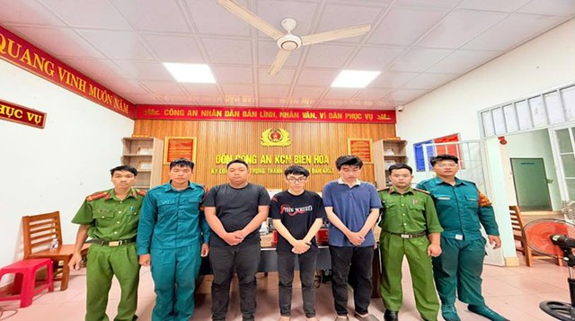 Bắt giữ nh&oacute;m đối tượng giả danh C&ocirc;ng an chặn xe người đi đường để "xử phạt" - Ảnh 1.