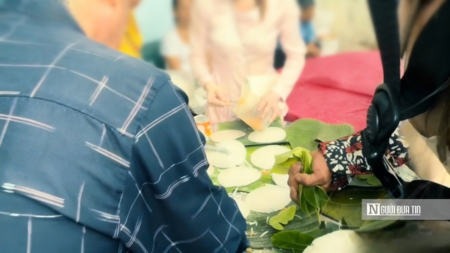 Độc lạ đi chợ kh&ocirc;ng tiền, nhận lộc bằng những chiếc l&aacute; xanh- Ảnh 4.