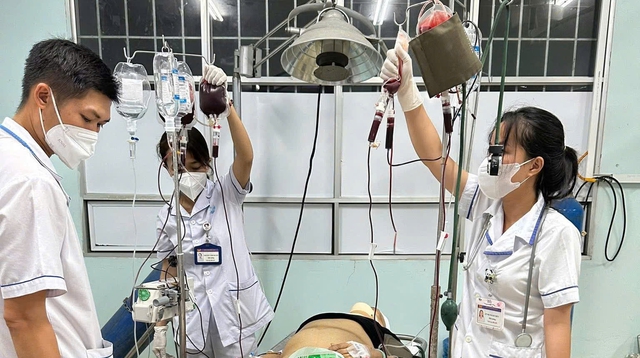 4 thầy thuốc Bệnh viện Đa khoa khu vực La Gi hiến máu cứu người giữa “giờ vàng” sinh tử- Ảnh 4. 4 thầy thuốc Bệnh viện Đa khoa khu vực La Gi hiến máu cứu người giữa “giờ vàng” sinh tử- Ảnh 4.