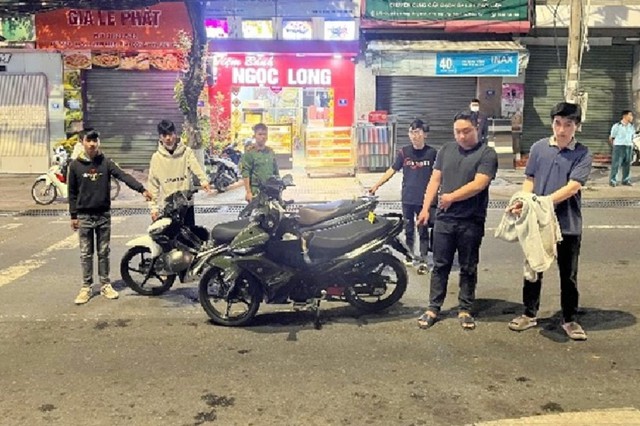 Bắt giữ nh&oacute;m đối tượng giả danh C&ocirc;ng an chặn xe người đi đường để "xử phạt" - Ảnh 2.