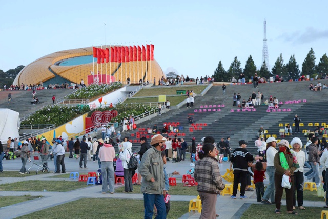 Cảng h&agrave;ng kh&ocirc;ng quốc tế Li&ecirc;n Khương tạm dừng, du lịch L&acirc;m Đồng &ldquo;chững nhịp&rdquo; nhưng kh&ocirc;ng chững sức h&uacute;t- Ảnh 4.