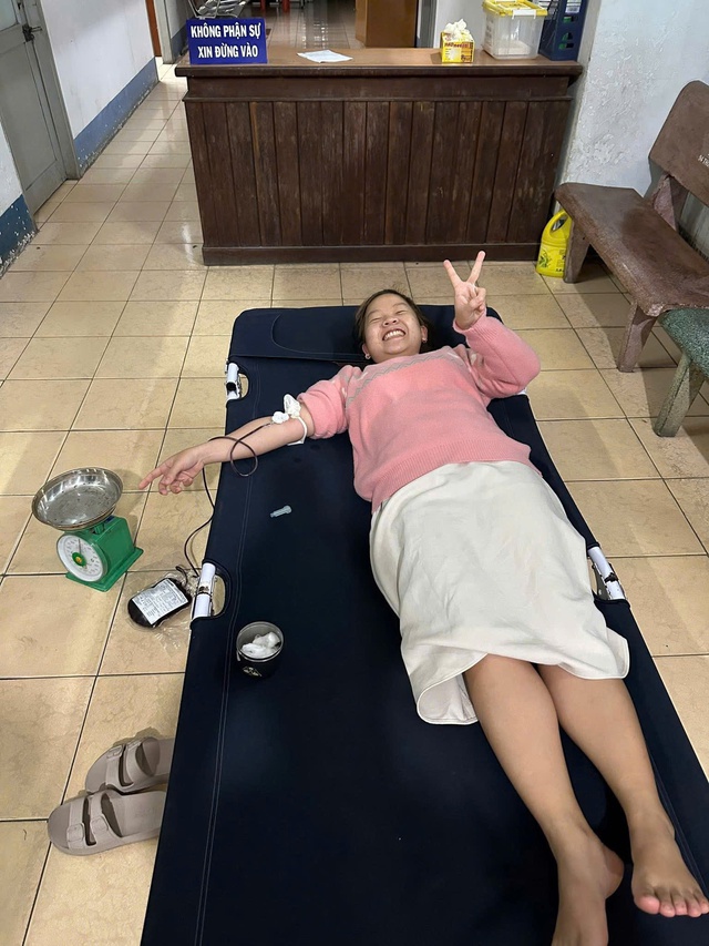 4 thầy thuốc Bệnh viện Đa khoa khu vực La Gi hiến máu cứu người giữa “giờ vàng” sinh tử- Ảnh 3. 4 thầy thuốc Bệnh viện Đa khoa khu vực La Gi hiến máu cứu người giữa “giờ vàng” sinh tử- Ảnh 3.