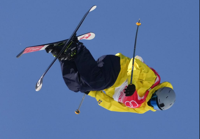 Lập kỷ lục Guinness khi trượt ski&hellip; tr&ecirc;n ống kim loại d&agrave;i hơn trăm m - Ảnh 2.