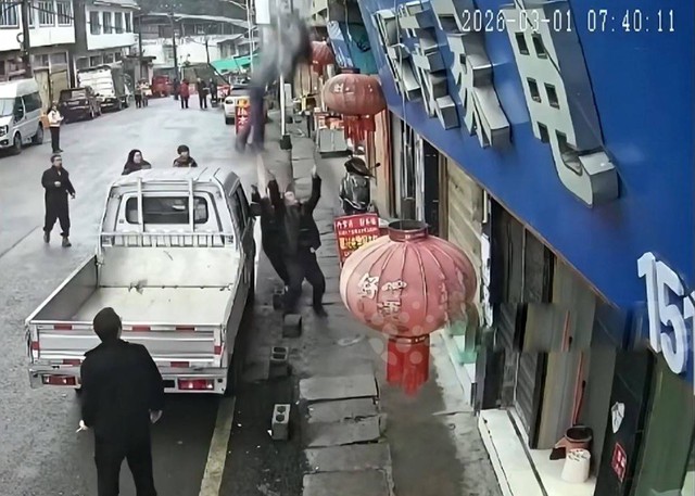 Hai người đ&agrave;n &ocirc;ng d&ugrave;ng tay kh&ocirc;ng đỡ c&ocirc; g&aacute;i 16 tuổi nhảy khỏi tầng 2 - Ảnh 1.