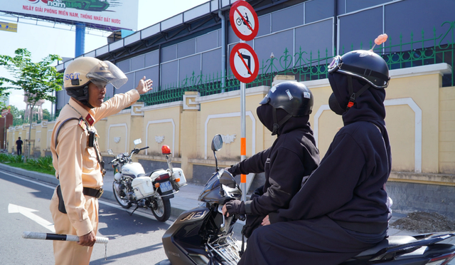 Đi xe m&aacute;y m&agrave; "v&ocirc; tư" l&agrave;m điều n&agrave;y dễ bị phạt tới 8 triệu đồng - Ảnh 1.