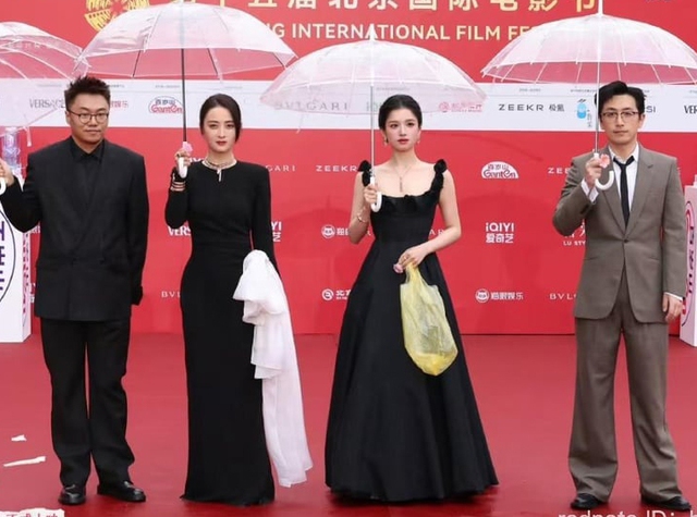 "Chiếc t&uacute;i nilon hơn 46 triệu đồng" của nữ diễn vi&ecirc;n Trương Tịnh Nghi g&acirc;y tranh c&atilde;i - Ảnh 1.