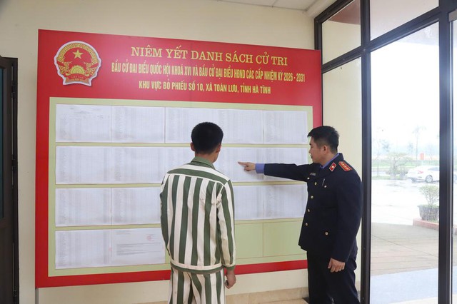 H&agrave; Tĩnh: Tuy&ecirc;n truyền tại từng buồng giam để cử tri &ldquo;đặc biệt&rdquo; thực hiện quyền bầu cử - Ảnh 2.