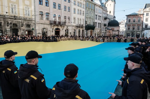 EU chuẩn bị g&oacute;i hỗ trợ thay thế cho Ukraine giữa tranh c&atilde;i khoản vay 90 tỷ euro - Ảnh 1.