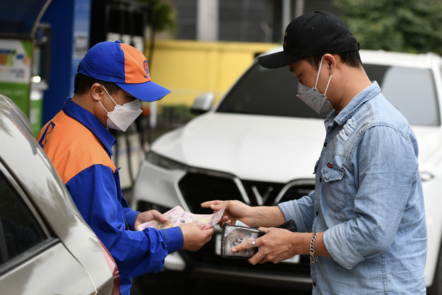 Gi&aacute; xăng bất ngờ &ldquo;quay đầu&rdquo; giảm s&acirc;u, RON95 rơi mạnh gần 4.000 đồng/l&iacute;t - Ảnh 1.
