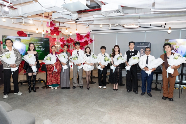 "Chị hai quốc d&acirc;n" c&ocirc;ng khai t&igrave;nh tứ b&ecirc;n trai lạ- Ảnh 2.