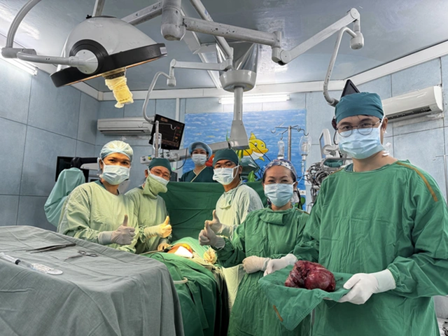 B&eacute; 6 th&aacute;ng tuổi bụng đột ngột nh&ocirc; to, b&aacute;c sĩ sốc ph&aacute;t hiện "b&iacute; mật" b&ecirc;n trong bụng - Ảnh 1.