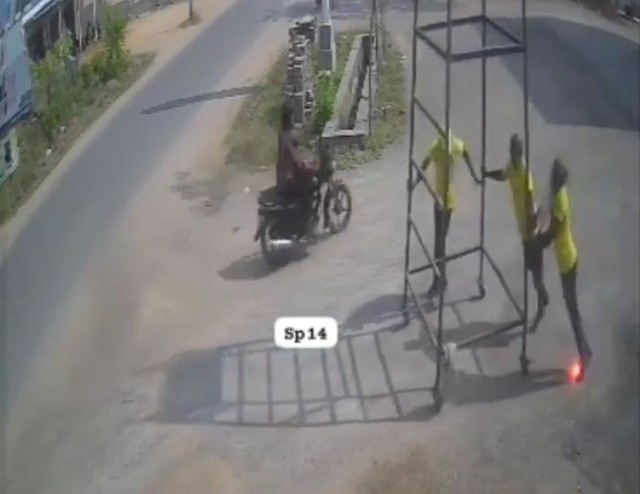 Gi&aacute; đỡ chạm v&agrave;o đường d&acirc;y điện cao thế, 2 c&ocirc;ng nh&acirc;n tử vong - Ảnh 1.