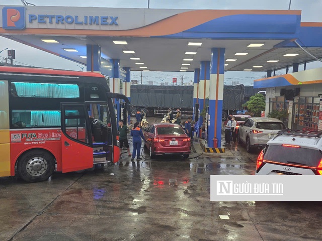 Miền Trung: Người d&acirc;n chật vật với gi&aacute; xăng dầu tăng cao, cơ quan chức năng tăng cường kiểm so&aacute;t- Ảnh 7.