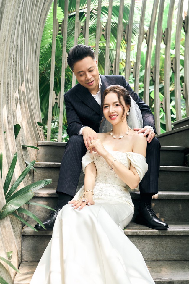 Chuyện tình 10 năm ngọt ngào của cặp đôi Hoa khôi Tây Đô với đạo diễn trăm tỷ - Ảnh 1.