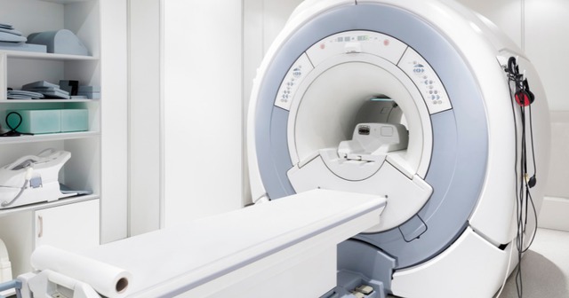 Đi chụp cộng hưởng từ, người đàn ông bị bỏ quên trong máy suốt 6 tiếng- Ảnh 1. Đi chụp cộng hưởng từ, người đàn ông bị bỏ quên trong máy suốt 6 tiếng- Ảnh 1.