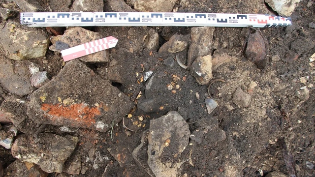 Đào móng nhà, phát hiện "kho báu" bằng vàng quý giá - Ảnh 2.