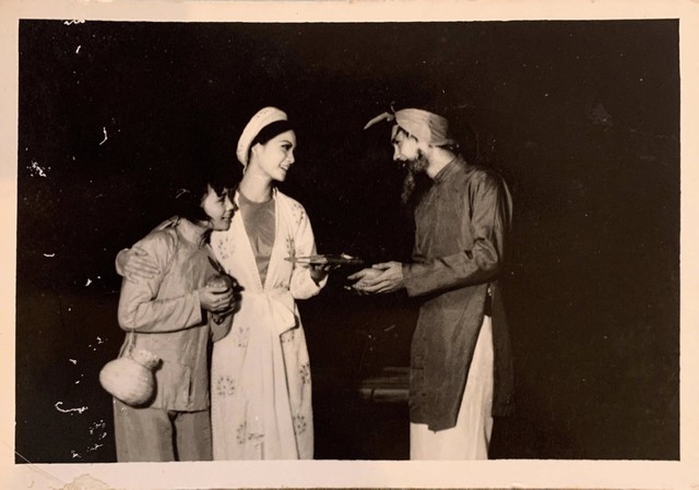 Nữ NSND với hình ảnh hiếm khi còn trẻ, vẻ đẹp làm xao xuyến lòng người- Ảnh 7. Nữ NSND với hình ảnh hiếm khi còn trẻ, vẻ đẹp làm xao xuyến lòng người- Ảnh 7.