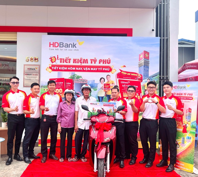 Chủ nh&acirc;n giải 3 tỷ đồng đ&atilde; lộ diện, h&agrave;nh tr&igrave;nh "Tiết kiệm Tỷ ph&uacute;" tại HDBank kh&eacute;p lại trong những khoảnh khắc vỡ &ograve;a - Ảnh 4.
