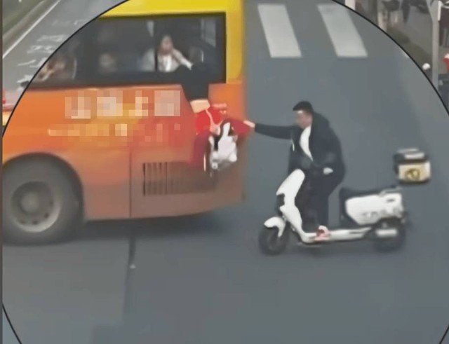 Người đ&agrave;n &ocirc;ng phản ứng cực nhanh, cứu mạng b&eacute; g&aacute;i rơi khỏi xe bu&yacute;t - Ảnh 1.