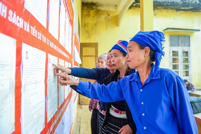 Cử tri bản Khơ M&uacute;: "Mong đại biểu g&oacute;p nhiều tiếng n&oacute;i cho v&ugrave;ng d&acirc;n tộc thiểu số"  - Ảnh 1.