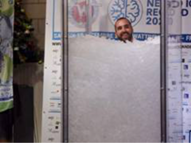 Người đàn ông đứng giữa tủ đá -18°C suốt hơn 2,5 giờ, lập kỷ lục Guinness khiến nhiều người “rùng mình”- Ảnh 1. Người đàn ông đứng giữa tủ đá -18°C suốt hơn 2,5 giờ, lập kỷ lục Guinness khiến nhiều người “rùng mình”- Ảnh 1.