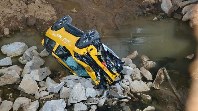 L&aacute;i thử &ocirc; t&ocirc;, người phụ nữ g&acirc;y tai nạn rồi lao xe xuống hố s&acirc;u- Ảnh 1.