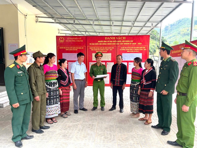 Cử tri bản Khơ M&uacute;: "Mong đại biểu g&oacute;p nhiều tiếng n&oacute;i cho v&ugrave;ng d&acirc;n tộc thiểu số"  - Ảnh 3.