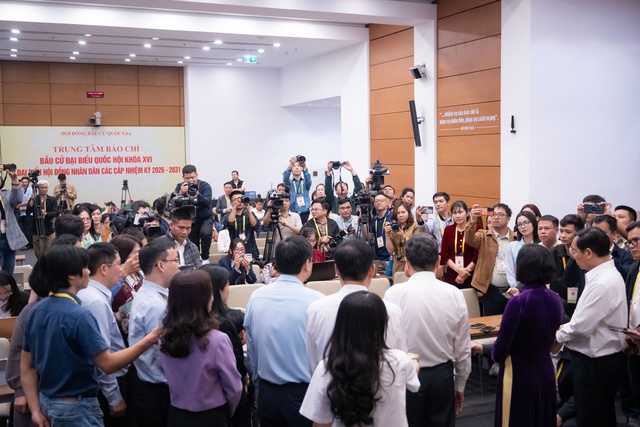 Chủ tịch Quốc hội thăm, động viên phóng viên báo chí tác nghiệp bầu cử tại Nhà Quốc hội - Ảnh 2.