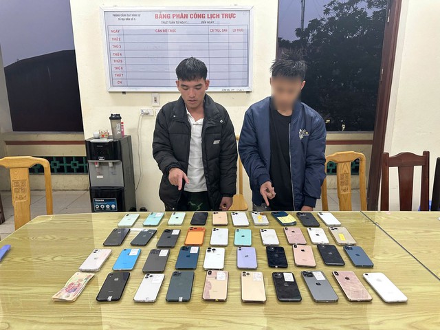 Bắt giữ khẩn cấp 2 đối tượng trộm cắp 39 điện thoại iPhone trị gi&aacute; hơn 245 triệu đồng- Ảnh 1.