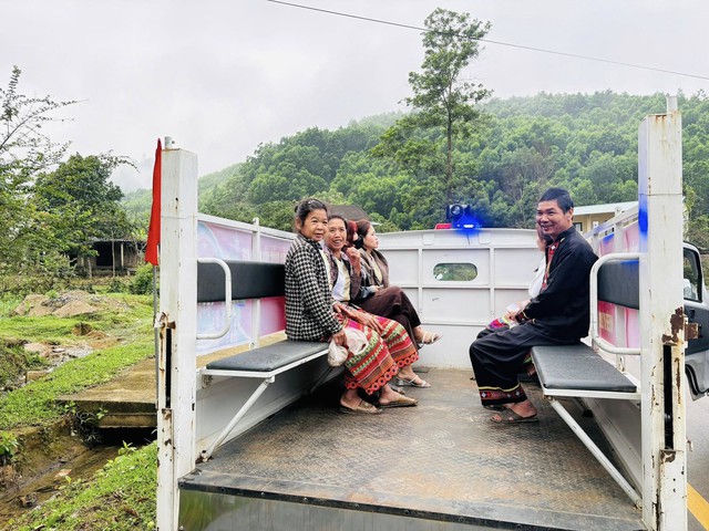 Hà Tĩnh: Dùng xe chuyên dụng hỗ trợ cử tri dân tộc Chứt đi bỏ phiếu- Ảnh 2. Hà Tĩnh: Dùng xe chuyên dụng hỗ trợ cử tri dân tộc Chứt đi bỏ phiếu- Ảnh 2.