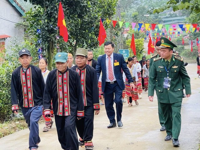 Hà Tĩnh: Dùng xe chuyên dụng hỗ trợ cử tri dân tộc Chứt đi bỏ phiếu- Ảnh 1. Hà Tĩnh: Dùng xe chuyên dụng hỗ trợ cử tri dân tộc Chứt đi bỏ phiếu- Ảnh 1.