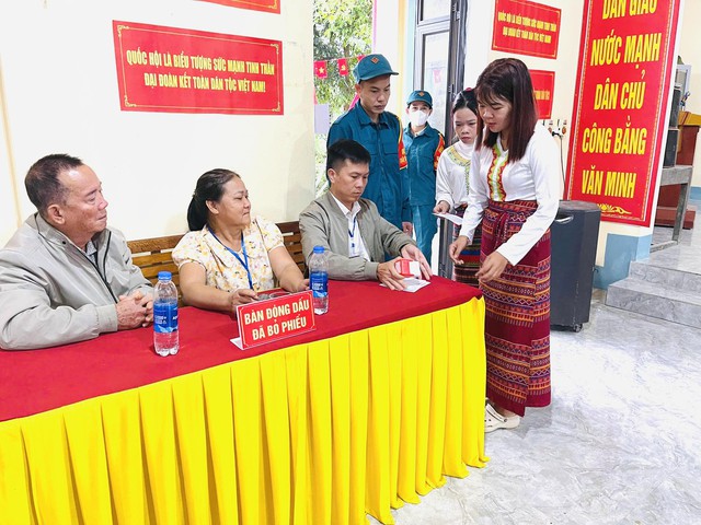 Hà Tĩnh: Dùng xe chuyên dụng hỗ trợ cử tri dân tộc Chứt đi bỏ phiếu- Ảnh 4. Hà Tĩnh: Dùng xe chuyên dụng hỗ trợ cử tri dân tộc Chứt đi bỏ phiếu- Ảnh 4.