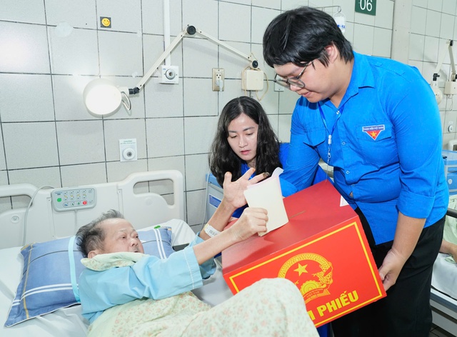 Những l&aacute; phiếu đặc biệt từ tr&ecirc;n giường bệnh - Ảnh 6.