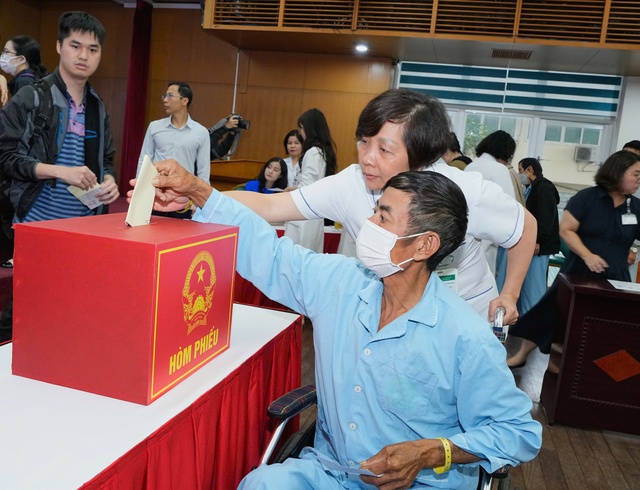 Những l&aacute; phiếu đặc biệt từ tr&ecirc;n giường bệnh - Ảnh 5.