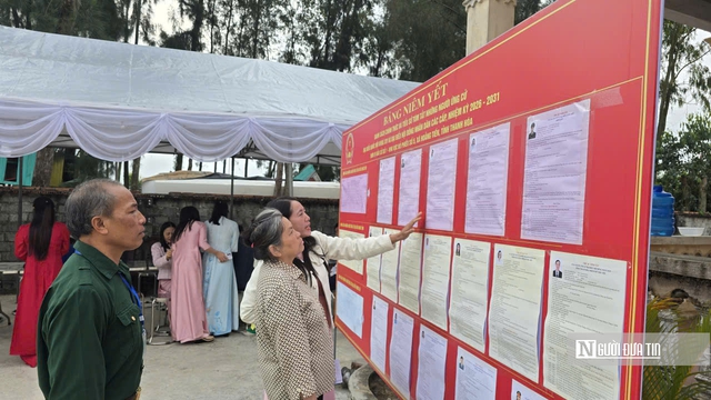 Cử tri lớn tuổi được kiểm tra sức khỏe v&agrave; hỗ trợ đọc l&yacute; lịch ứng cử vi&ecirc;n khi đi bầu cử- Ảnh 4.