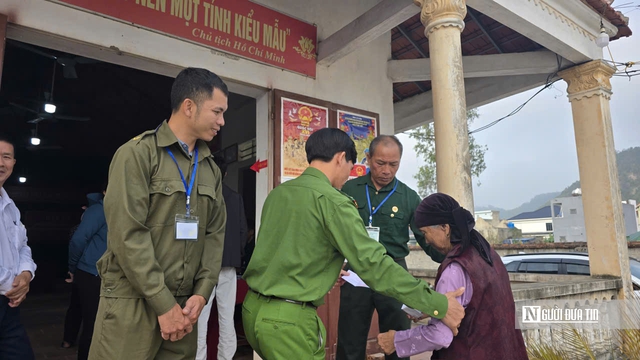 Cử tri lớn tuổi được kiểm tra sức khỏe v&agrave; hỗ trợ đọc l&yacute; lịch ứng cử vi&ecirc;n khi đi bầu cử- Ảnh 5.