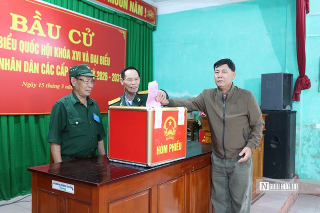 Cử tri lớn tuổi được kiểm tra sức khỏe v&agrave; hỗ trợ đọc l&yacute; lịch ứng cử vi&ecirc;n khi đi bầu cử- Ảnh 10.