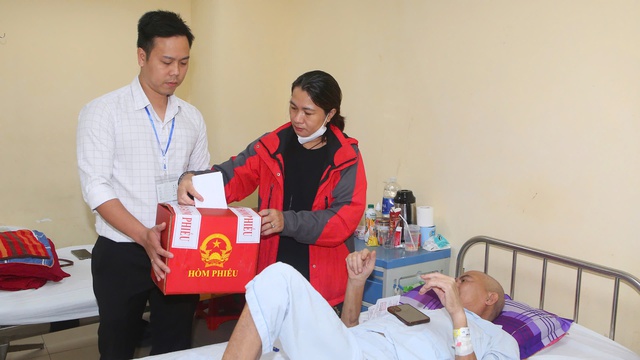 Nét nhân văn tại những khu vực bỏ phiếu đặc biệt ở Huế- Ảnh 1. Nét nhân văn tại những khu vực bỏ phiếu đặc biệt ở Huế- Ảnh 1.