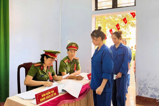 Nét nhân văn tại những khu vực bỏ phiếu đặc biệt ở Huế- Ảnh 2. Nét nhân văn tại những khu vực bỏ phiếu đặc biệt ở Huế- Ảnh 2.