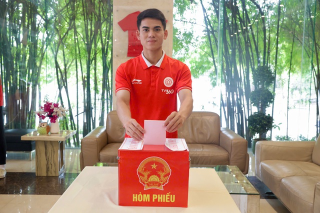 Xuân Son, Hoàng Hên lần đầu thực hiện quyền bầu cử với tư cách cử tri Việt Nam - Ảnh 5.