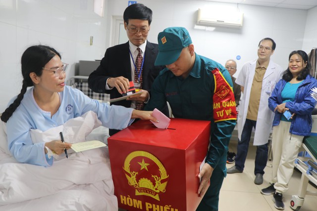 Những l&aacute; phiếu đặc biệt từ tr&ecirc;n giường bệnh - Ảnh 1.