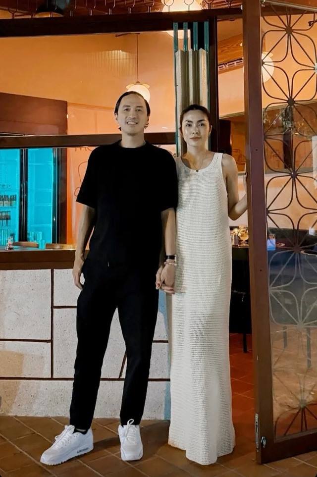 "Ngọc nữ m&agrave;n ảnh" của showbiz Việt: Lộ v&ograve;ng 2 kh&aacute;c lạ khi chụp ảnh c&ugrave;ng chồng, nghi vấn đang c&oacute; tin vui - Ảnh 2.