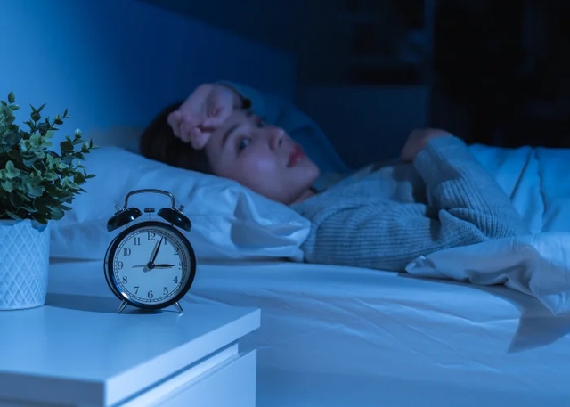 Nguy cơ đột quỵ từ những thói quen nhiều người mắc phải trước khi đi ngủ - Ảnh 1.