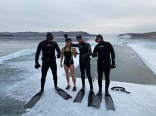 N&iacute;n thở bơi 85m dưới lớp băng d&agrave;y -41&deg;C, cựu VĐV trượt băng lập kỷ lục Guinness g&acirc;y cho&aacute;ng - Ảnh 1.