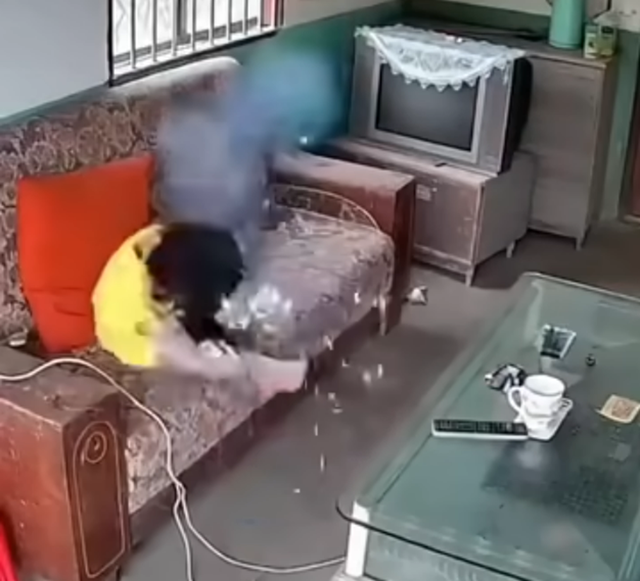 Đang ngồi chơi điện thoại, b&eacute; g&aacute;i h&eacute;t lớn bố mẹ chạy v&agrave;o thấy cảnh tượng "đ&aacute;ng sợ" - Ảnh 1.