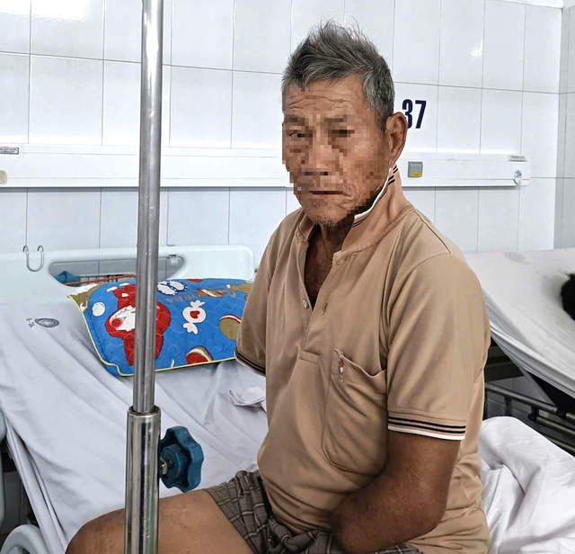 Nhiều bất ngờ về cụ ông bị hổ mang cắn vẫn giữ chặt con rắn- Ảnh 1. Nhiều bất ngờ về cụ ông bị hổ mang cắn vẫn giữ chặt con rắn- Ảnh 1.